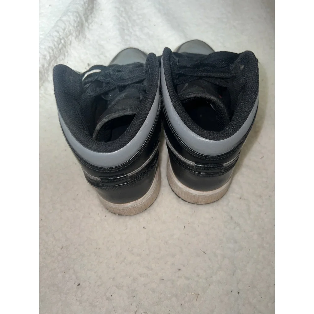 Jordan 1 Mid Shadow Red GS Black Particle Grey Gym Red 554725-096 Kids Size 4Y‎